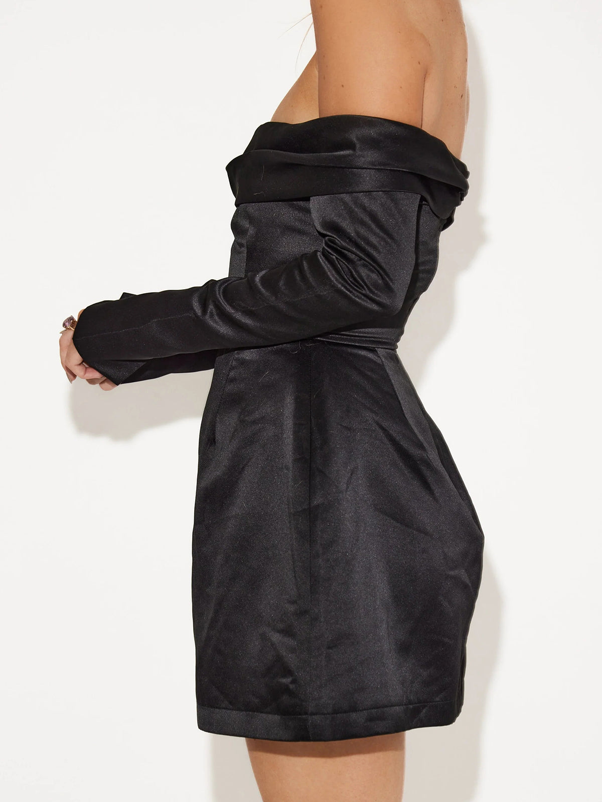 Γυναικείο μίνι φόρεμα Off-shoulder με μακριά μανίκια και city-chic στυλ